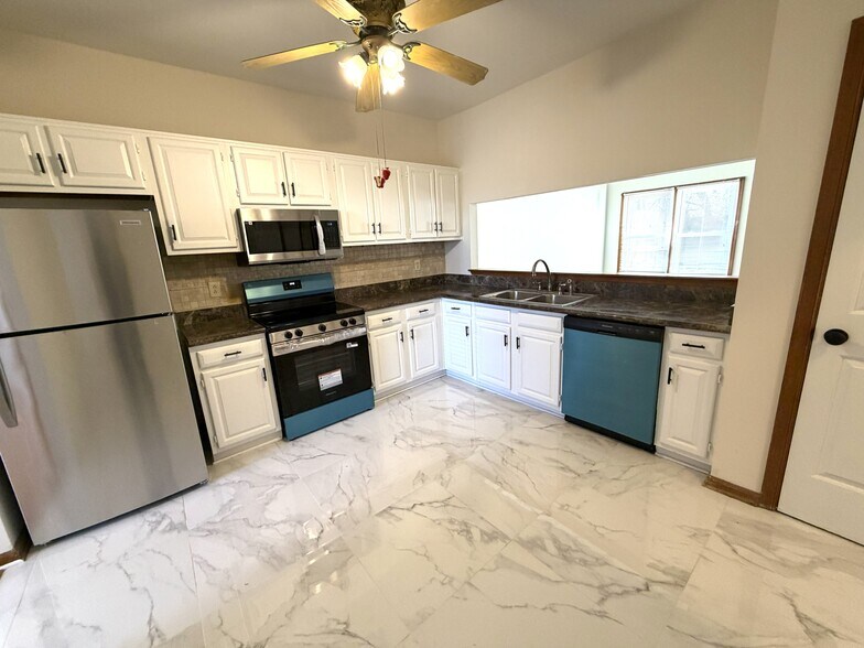 Building Photo - 1409 Sampson Ln