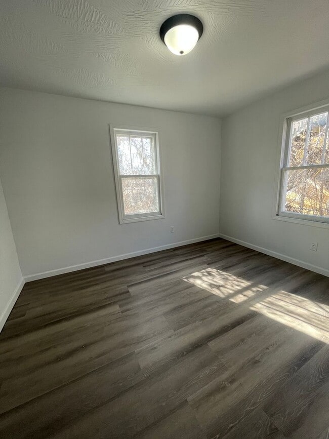 Building Photo - Available Now 2 bedroom 1 bath home