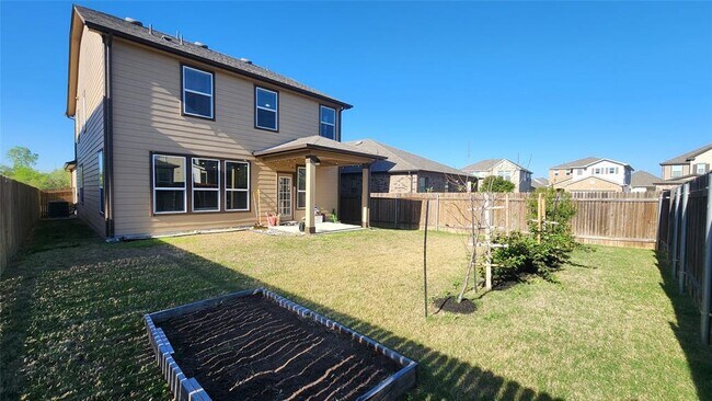 Building Photo - 402 Parrot Tulip View