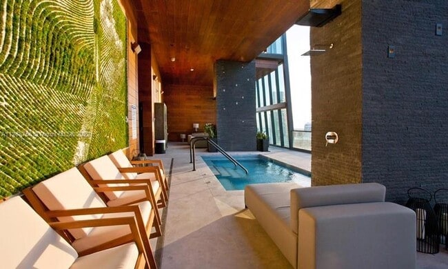 Hot Tub - 1451 Brickell Ave