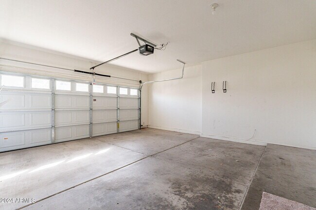 Building Photo - 1078 E Saragosa St