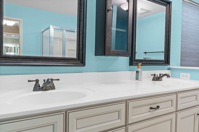 Building Photo - Stunning Former Display Home on a Quiet Cu...