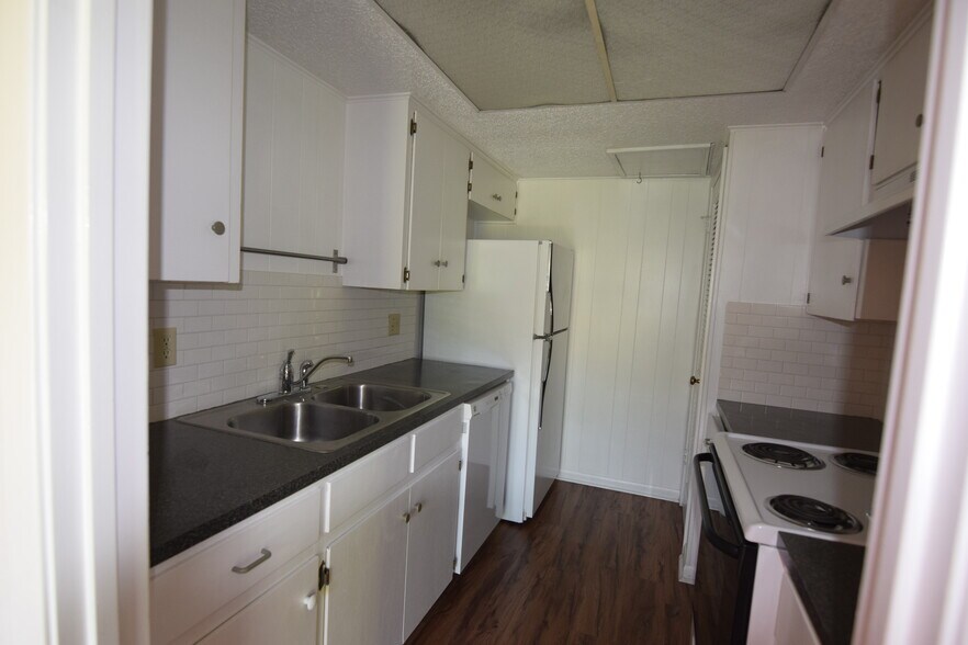 Kitchen - 1126 Hollow Creek Dr