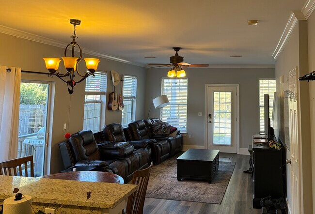 Building Photo - 502 Myers Park Ln