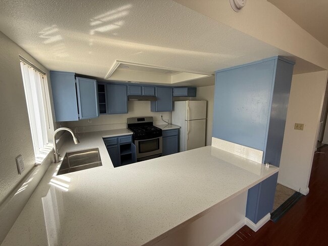 Building Photo - Spacious 3 Bed / 2.5 Bath Townhome in Prime San Gabriel Location