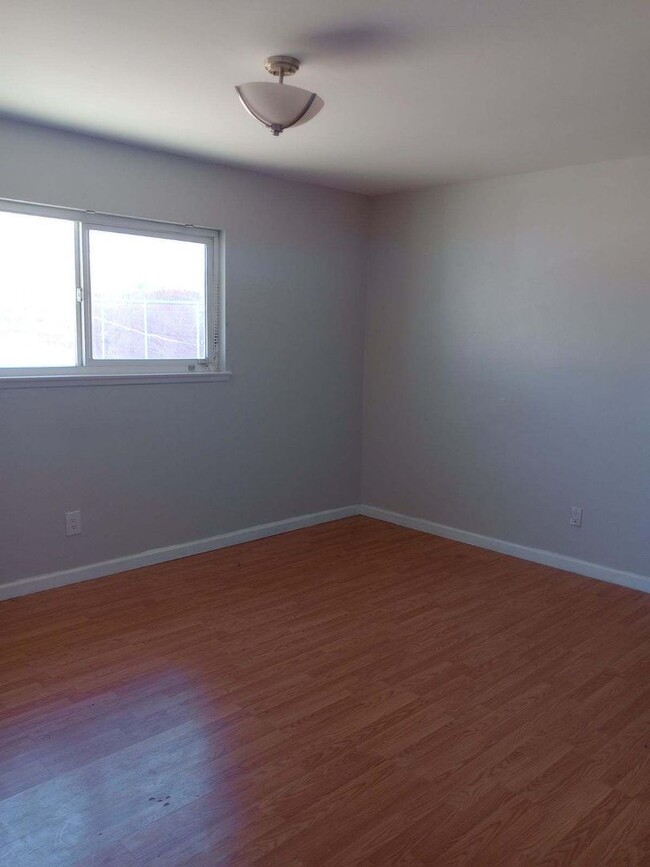 Building Photo - Three Bedroom on Armory