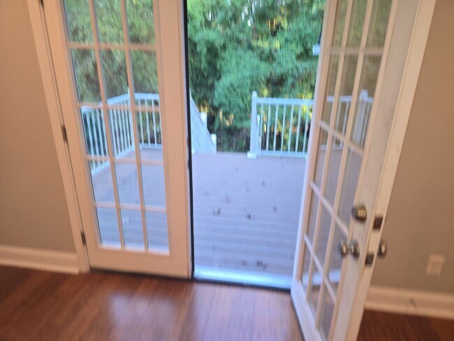 Building Photo - 2 bedroom 1 bath unit duplex