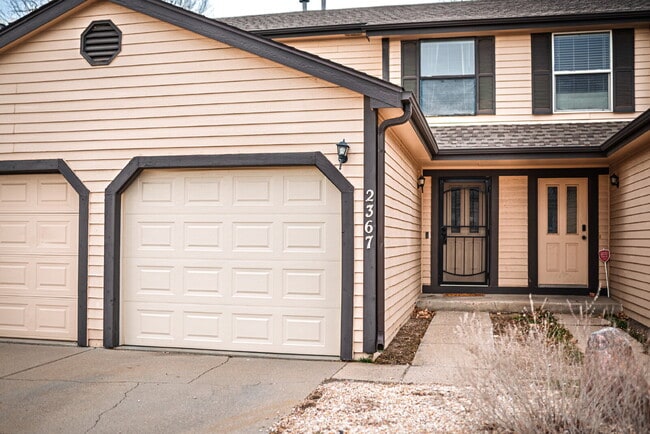 Building Photo - Beautiful Townhome with 3bedrooms and 3 bathrooms, and 1 car garage for rent.