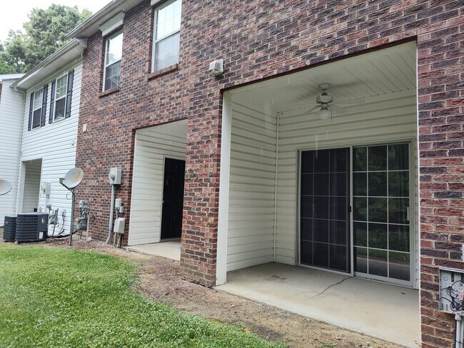 Building Photo - Move in ready Townhome in Morrison Place!