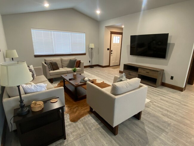 Building Photo - Beautifully Furnished 3 bed/2bath Hamilton...