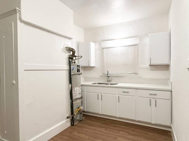 Building Photo - 2.0 bedroom in Los Angeles California 90037