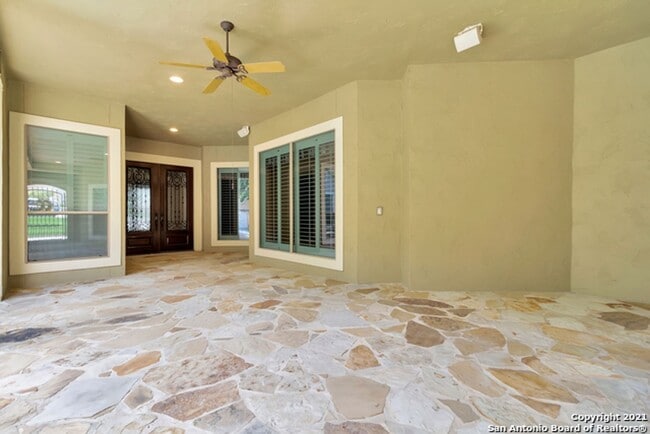 Building Photo - 4 Bedroom/4 Bath Champion Ridge Subdivision