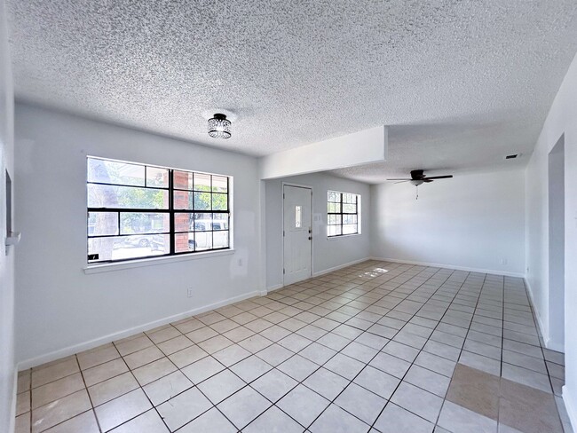 Building Photo - 107 St Pierre Ln