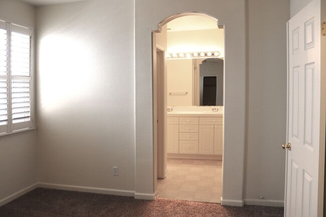 Building Photo - 3 Bedroom 2 Bathroom 1616 sq Ft in Wingfie...