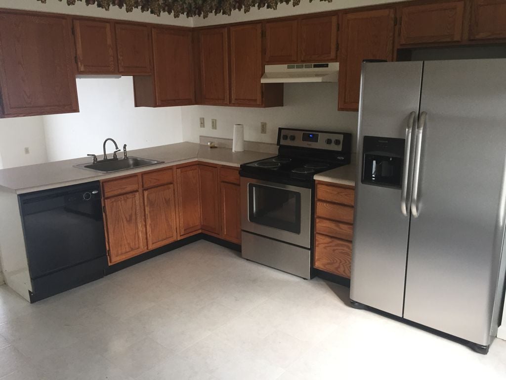 Building Photo - 137 mountain drive