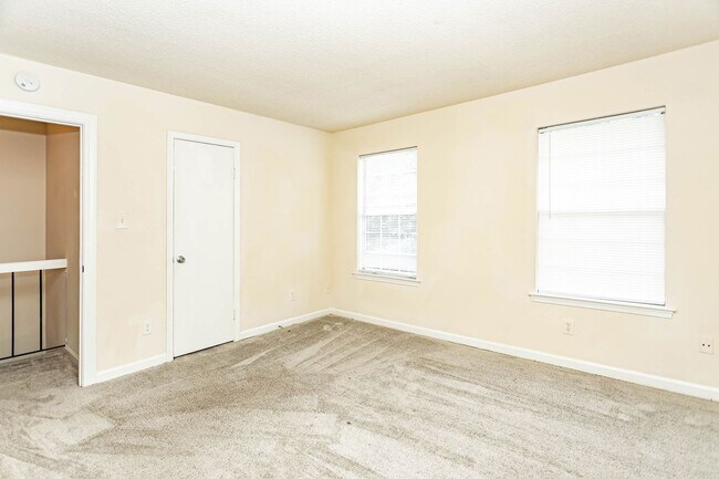 Building Photo - Don't miss the chance to call this Virgini...