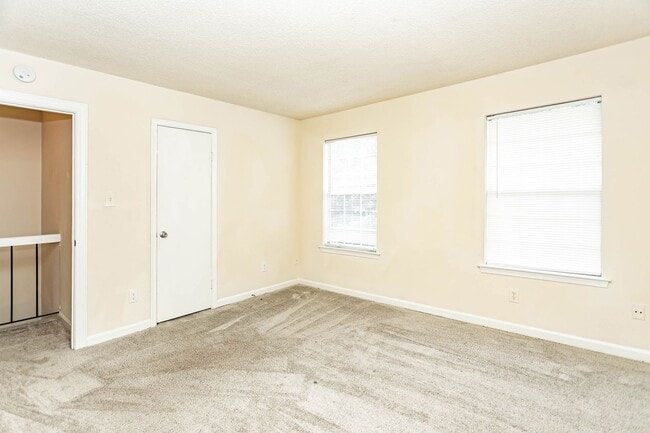 Building Photo - Don't miss the chance to call this Virginia Beach townhouse your home!