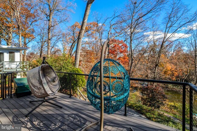 Building Photo - 6120 Beachway Dr