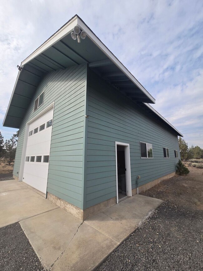 Building Photo - 6762 NW Larch Dr