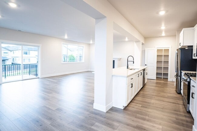 Building Photo - Stunning new construction!
