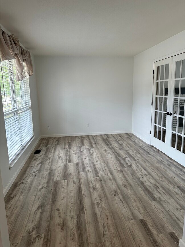 Building Photo - Beautiful 4Bedroom 2.5 bath 2 Car Garage I...