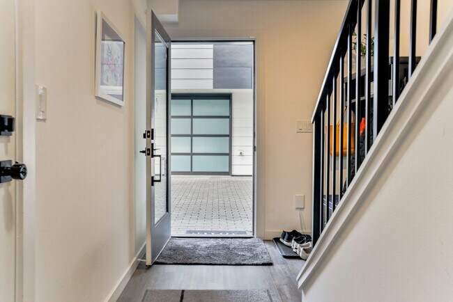 Building Photo - Modern 3 bed/ 2.5 bath townhome in Ballard!