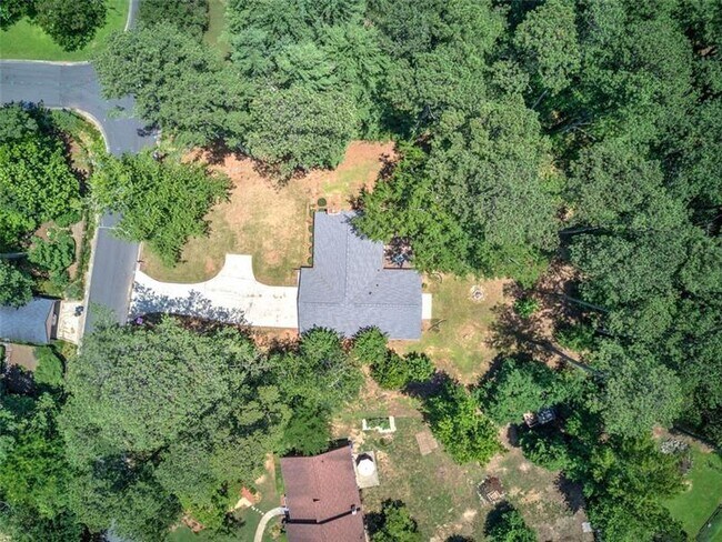 Building Photo - 3410 Holliglen Dr
