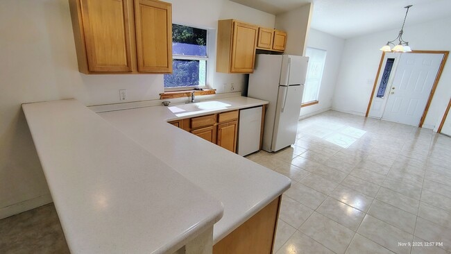 Building Photo - 812 S Varr Ave