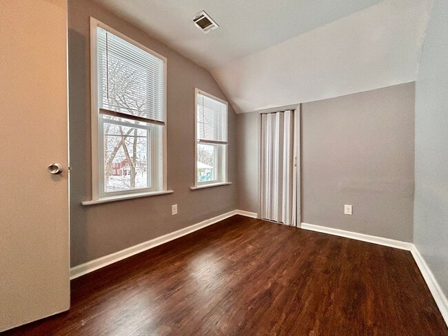 Building Photo - One Bedroom Duplex in Muskegon