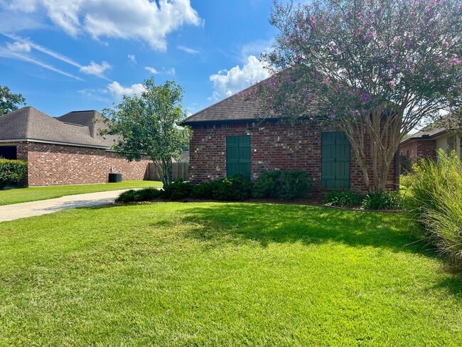 Building Photo - GEISMAR, right across 74 from Dutchtown Schools!  3br/2ba