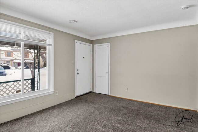 Building Photo - 3 Bedroom Bungalow - $1300