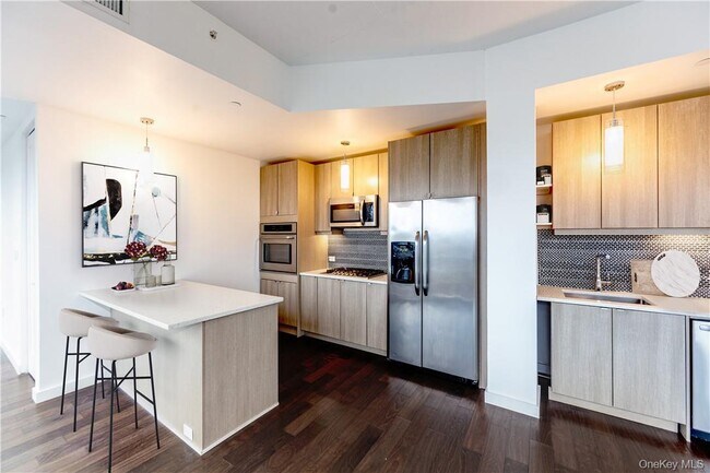 Building Photo - 250 Central Park Ave