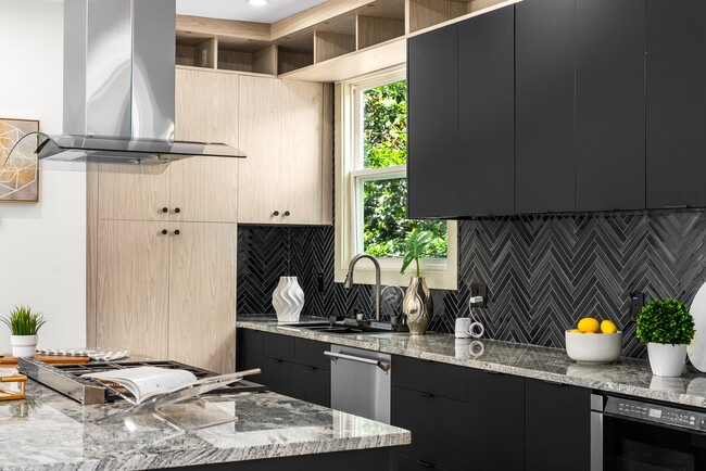 Building Photo - 335 Eureka Dr NE