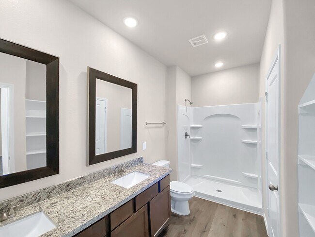 Building Photo - 13067 Clear View Dr