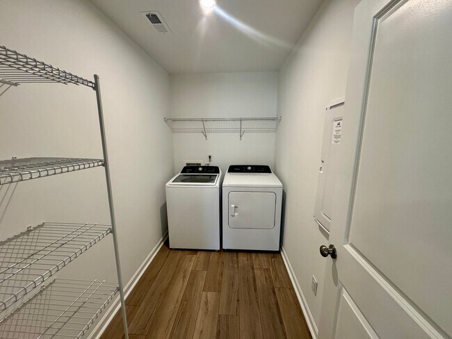 Building Photo - 4BR/2.5BA Two Car Garage in Element Park