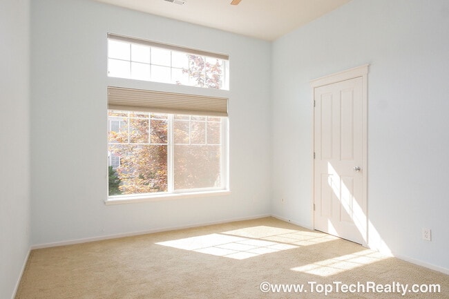 Building Photo - Fabulous 3 BD* 2.5 BA In Popular Arbor Reserve Townhome Community! **Minutes From Tanasbourne Sho...