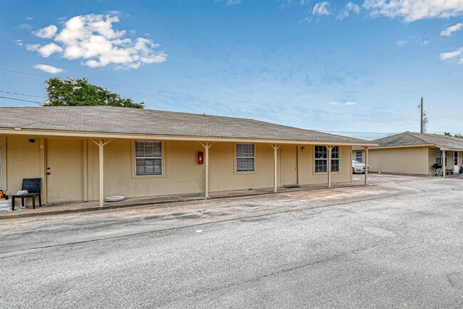 Building Photo - 2 br, 1 bath Duplex - 8430 Round Rock Drive 5