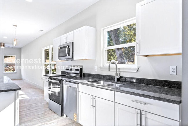 Building Photo - 1617 Roanoke Ave