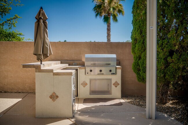 Enjoy outdoor dining with this built-in BBQ and refrigerator. - 2850 Bronzino Ct
