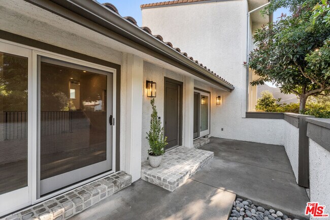 Building Photo - 1648 Palisades Dr