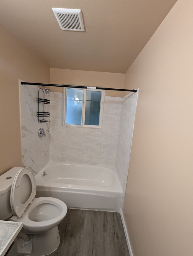 Bath room full - 6115 W Beech St