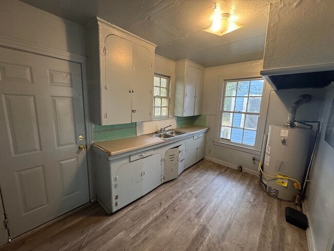 Building Photo - Large 2 Bedroom Home