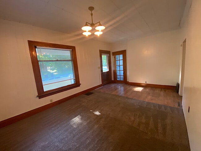 Building Photo - 714 N Van Buren St
