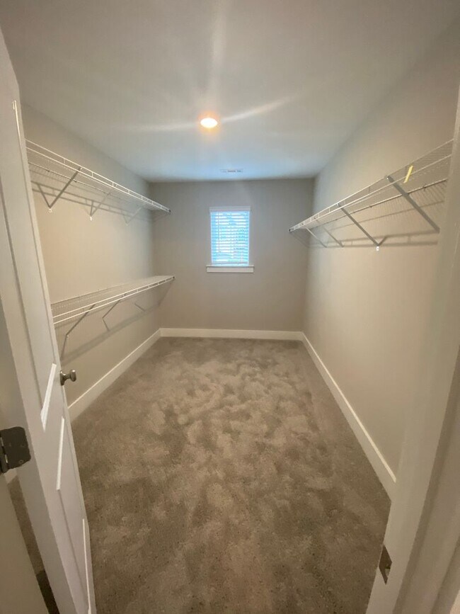 Building Photo - 5 Bed 3 Bath in Stone Mountain!