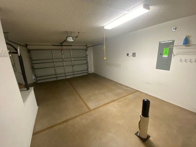 Building Photo - Lovely and Spacious Unfurnished, 2 + 2 Pat...
