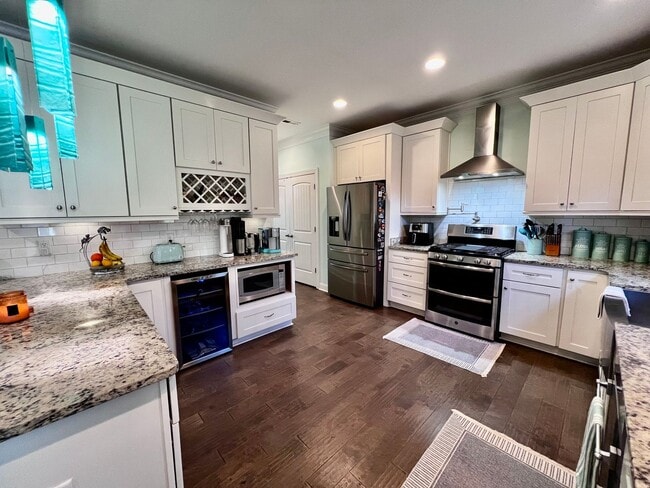 Building Photo - Luxury Beachside Home – Steps from the Bay!