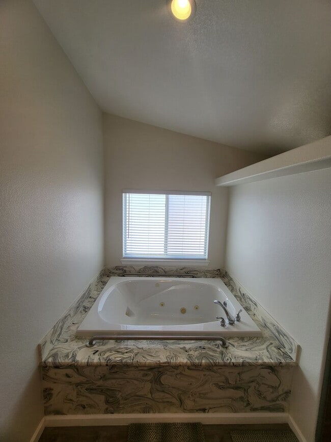 Building Photo - GOLDEN SPRINGS RANCH U8 - W. Betty Avenue