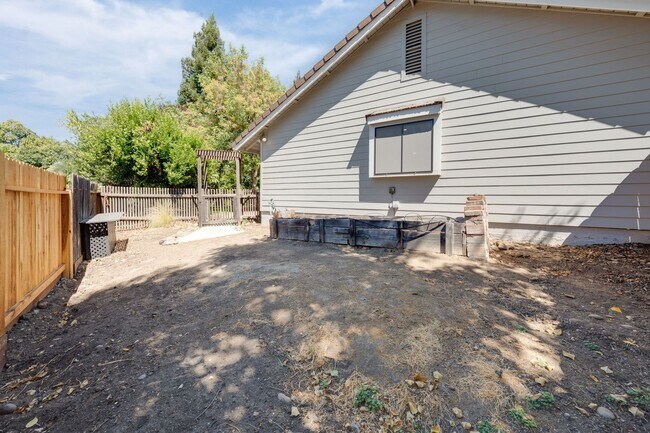 Building Photo - Bright and Stylish 4BD/2BA Home with 3 Car...