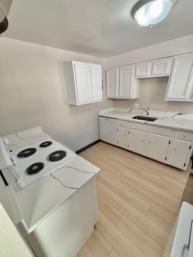 Building Photo - Remodeled Two Bedroom in University District-Next to DU!! 50% Off Firsts Month Rent!!