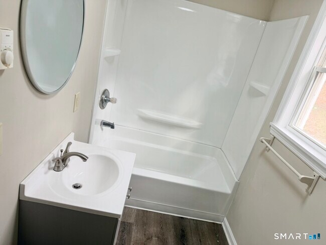 Building Photo - 3 Maple St